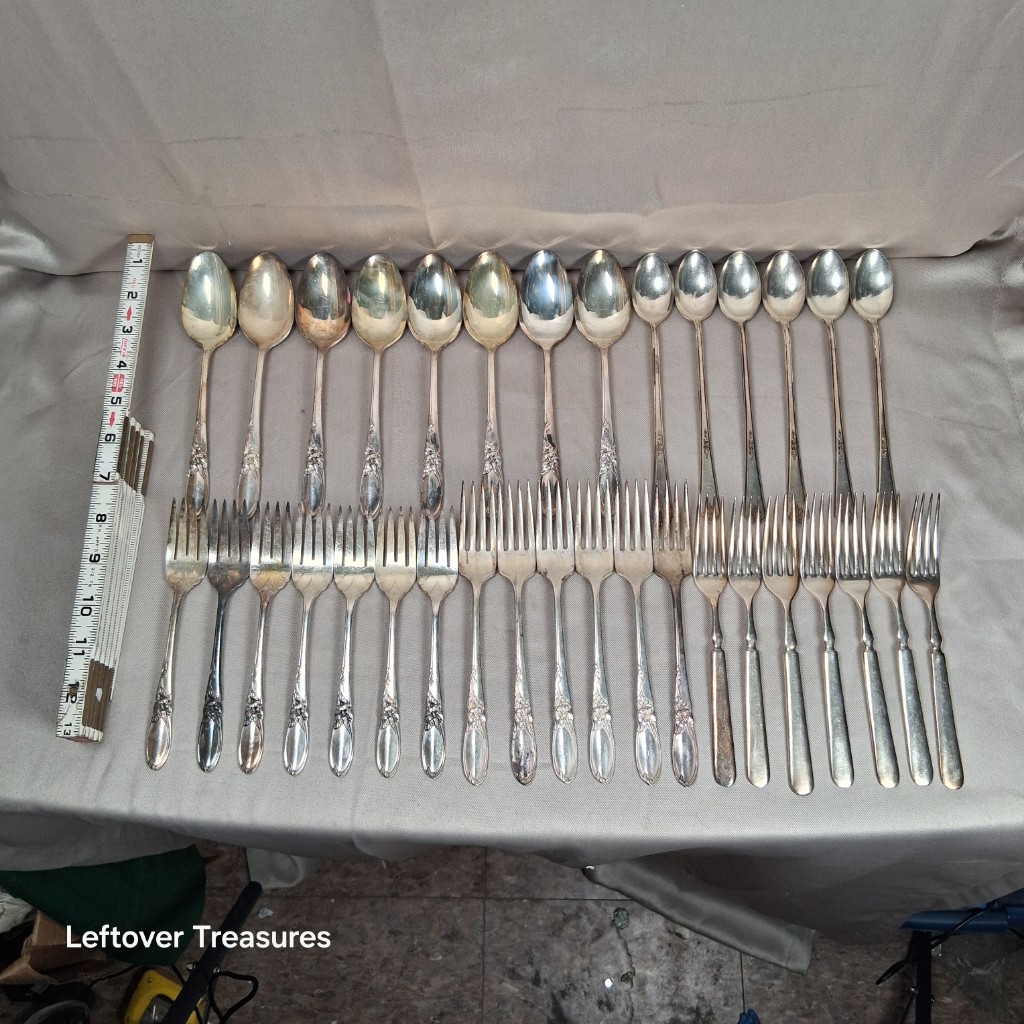 a87- vintage mixed white orchid Community silverplate flatware - Image 3