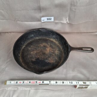 a102- vintage cast iron skillet taiwan