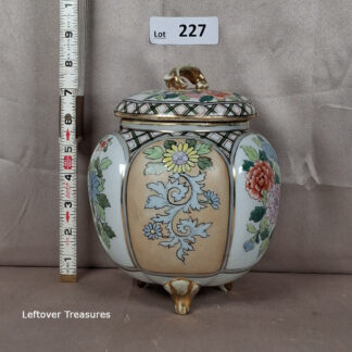 a227- vintage Chinese porcelain ginger jar