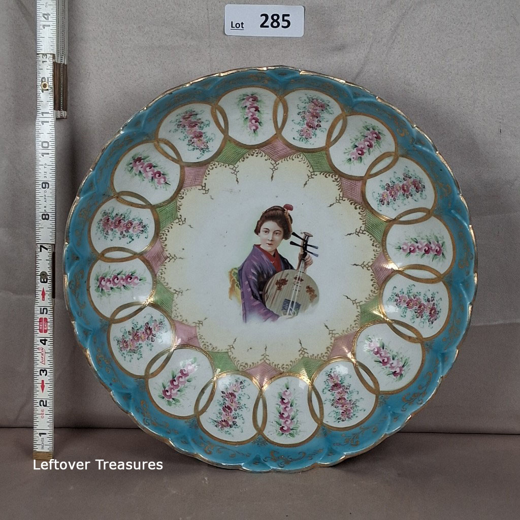 a285- antique Japanese porcelain decorative plate