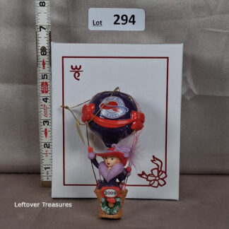 a294- 2009 Danbury Mint Red Hat Society hot air balloon Christmas ornament