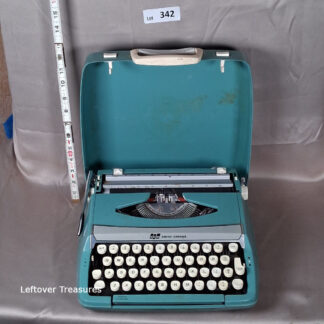 a342- vintage Smith-Corona Corsair Deluxe portable typewriter
