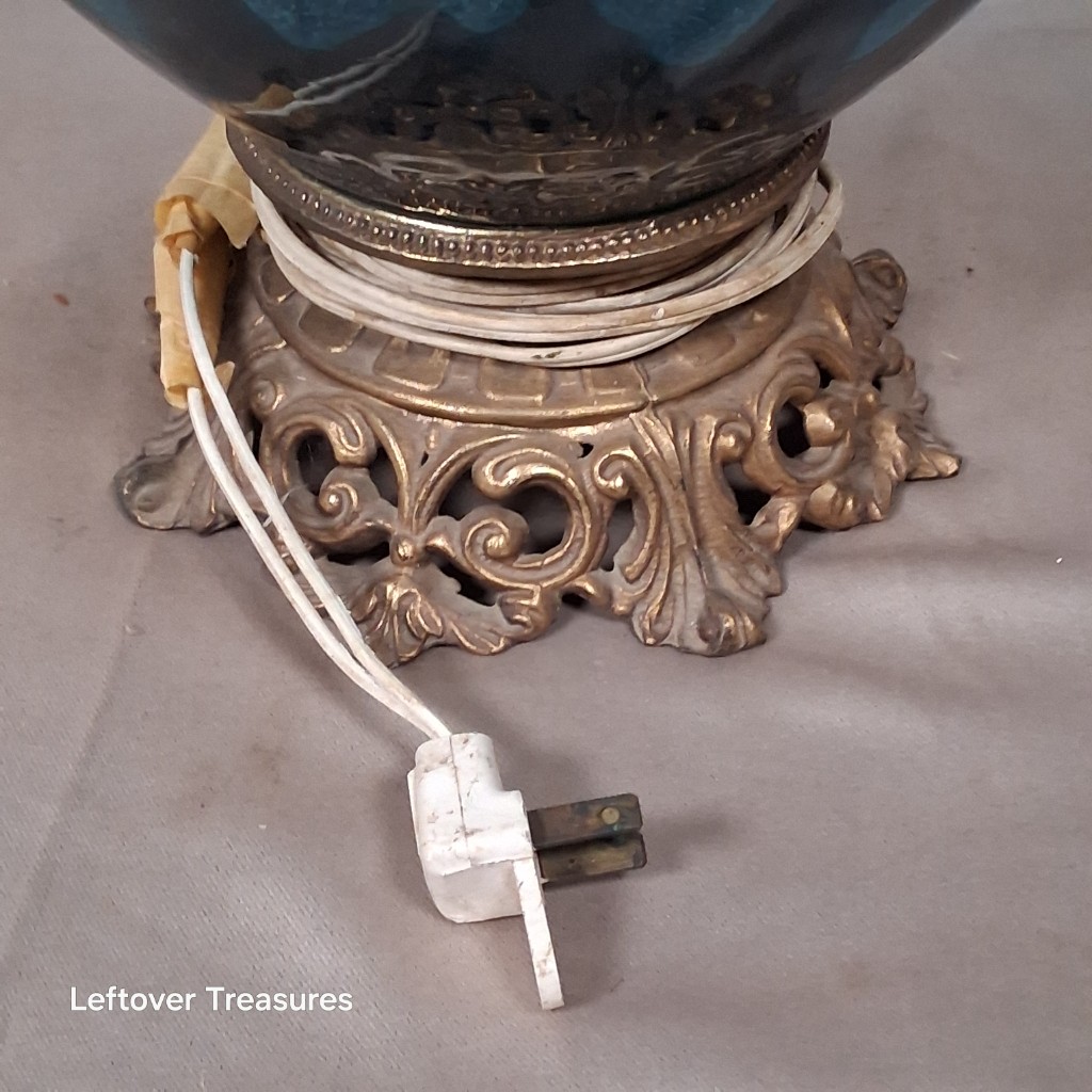 a363- vintage teal blue glass table lamp - Image 5