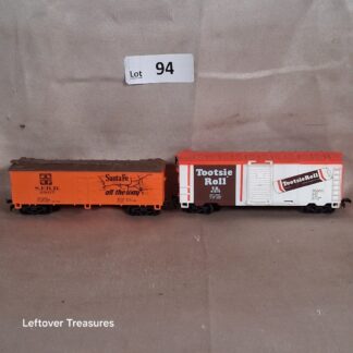 c94- Pair of HO Scale Model Train Box Cars Santa Fe and Tootsie Roll