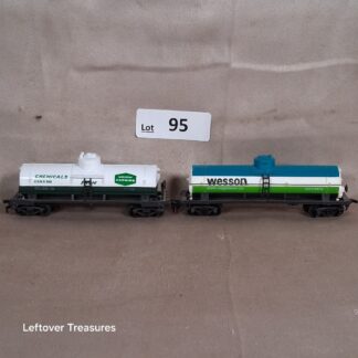 c95- Pair of HO Scale Model Tank Cars Wesson and Union Carbide