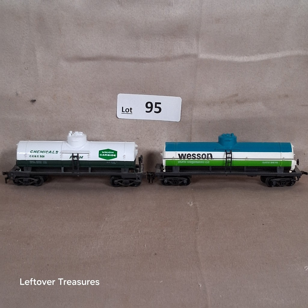 c95- Pair of HO Scale Model Tank Cars Wesson and Union Carbide