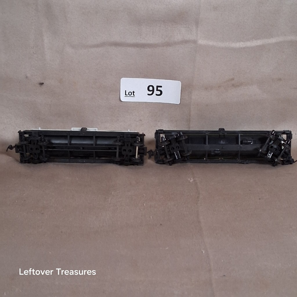 c95- Pair of HO Scale Model Tank Cars Wesson and Union Carbide - Image 2