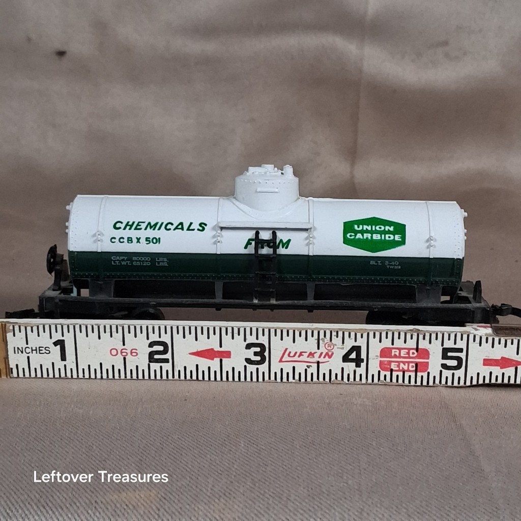 c95- Pair of HO Scale Model Tank Cars Wesson and Union Carbide - Image 3