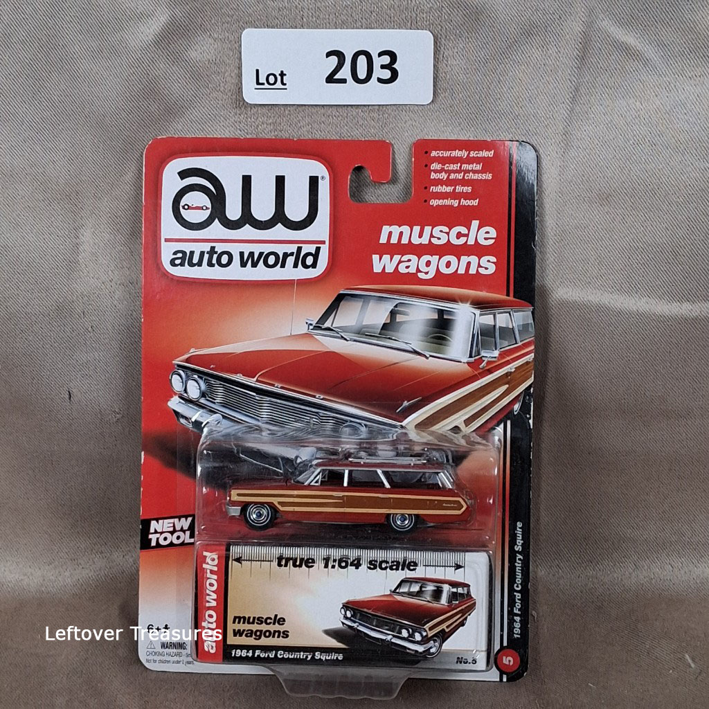 c203- Auto World Muscle Wagons 1964 Ford Country Squire Wood Grain 1:64 Scale NIP