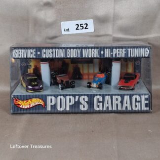 c252- Hot Wheels Showcase Pop's Garage 4-Car Diorama Set Custom Body Work Box NIB