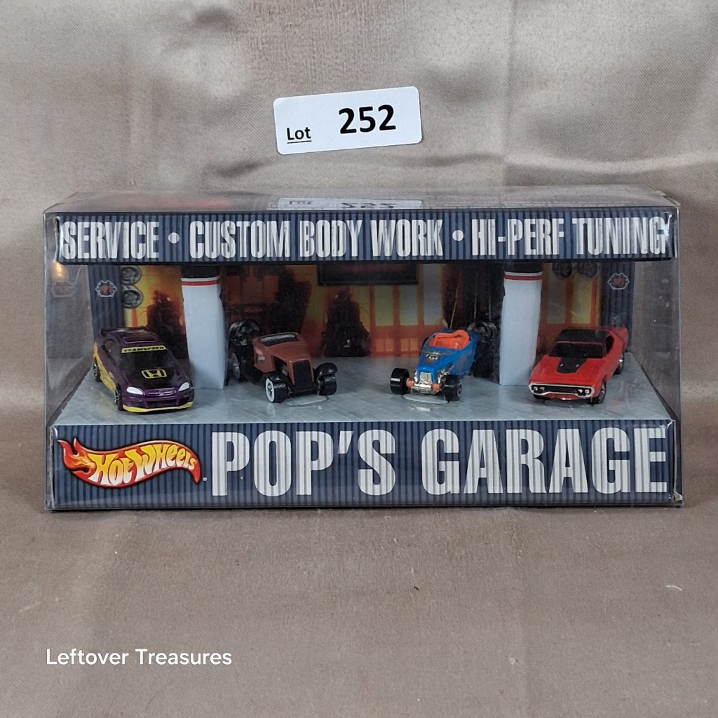 c252- Hot Wheels Showcase Pop's Garage 4-Car Diorama Set Custom Body Work Box NIB