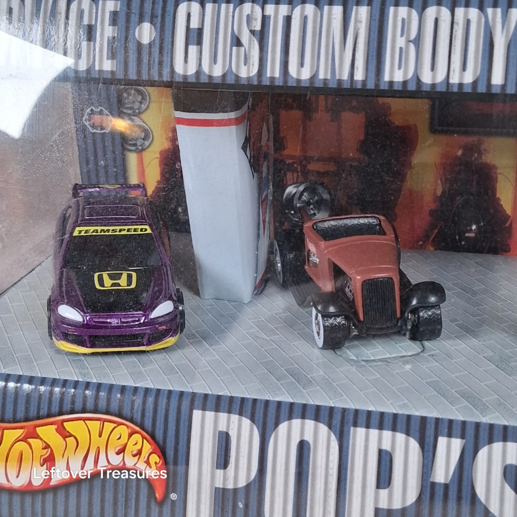 c252- Hot Wheels Showcase Pop's Garage 4-Car Diorama Set Custom Body Work Box NIB - Image 2