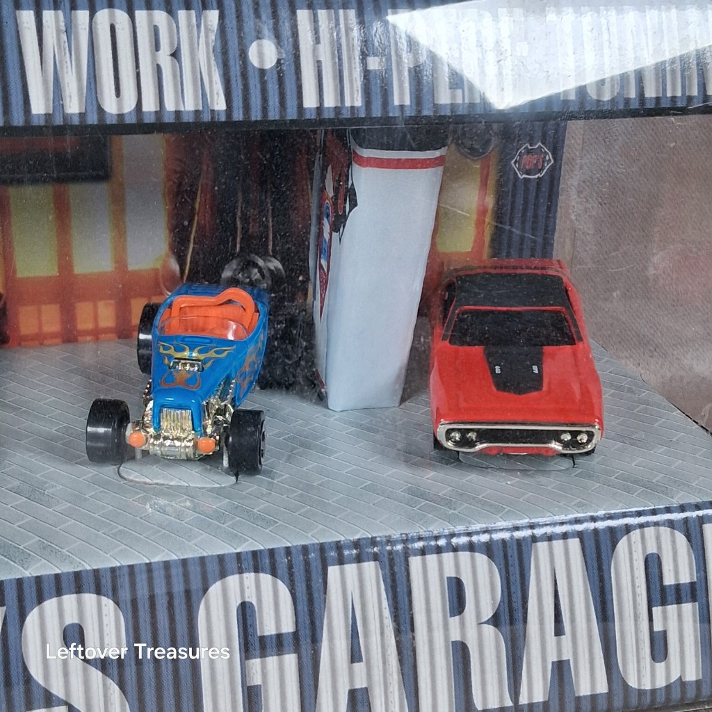 c252- Hot Wheels Showcase Pop's Garage 4-Car Diorama Set Custom Body Work Box NIB - Image 3