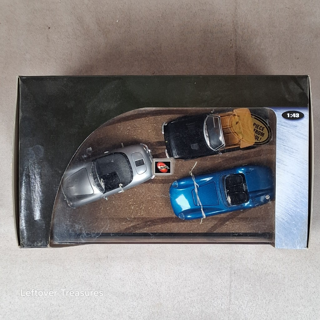 c265- 100% Hot Wheels Motor Trend FAO Schwarz Vintage Race Series 3-Car Box Set NIB - Image 3