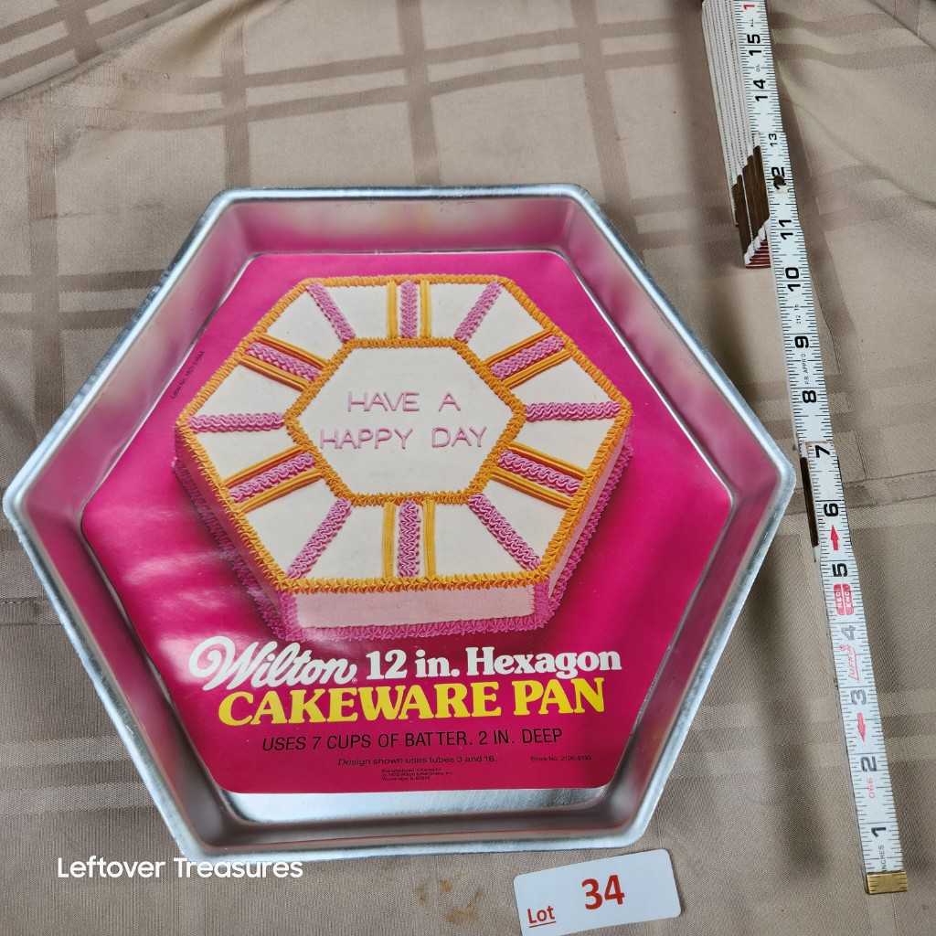 e34- Wilton 12in Hexagon Cakeware Pan