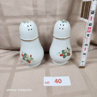 e40- 1978 Avon strawberry porcelain salt and pepper shakers with 22K gold trim