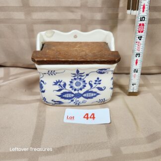 e44- vintage Blue Danube porcelain salt box