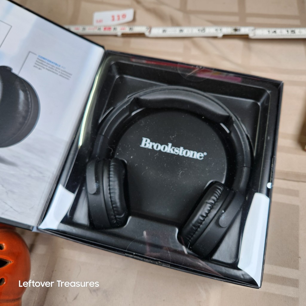 e119- Brookstone Silent Beat Wireless Headphones. Like New - Image 2