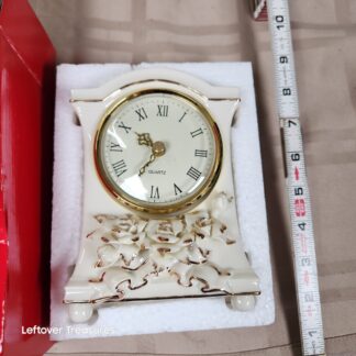 e153- Avon Winter Rose Clock