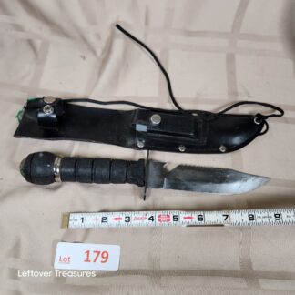 e179- camping knife. Needs repair