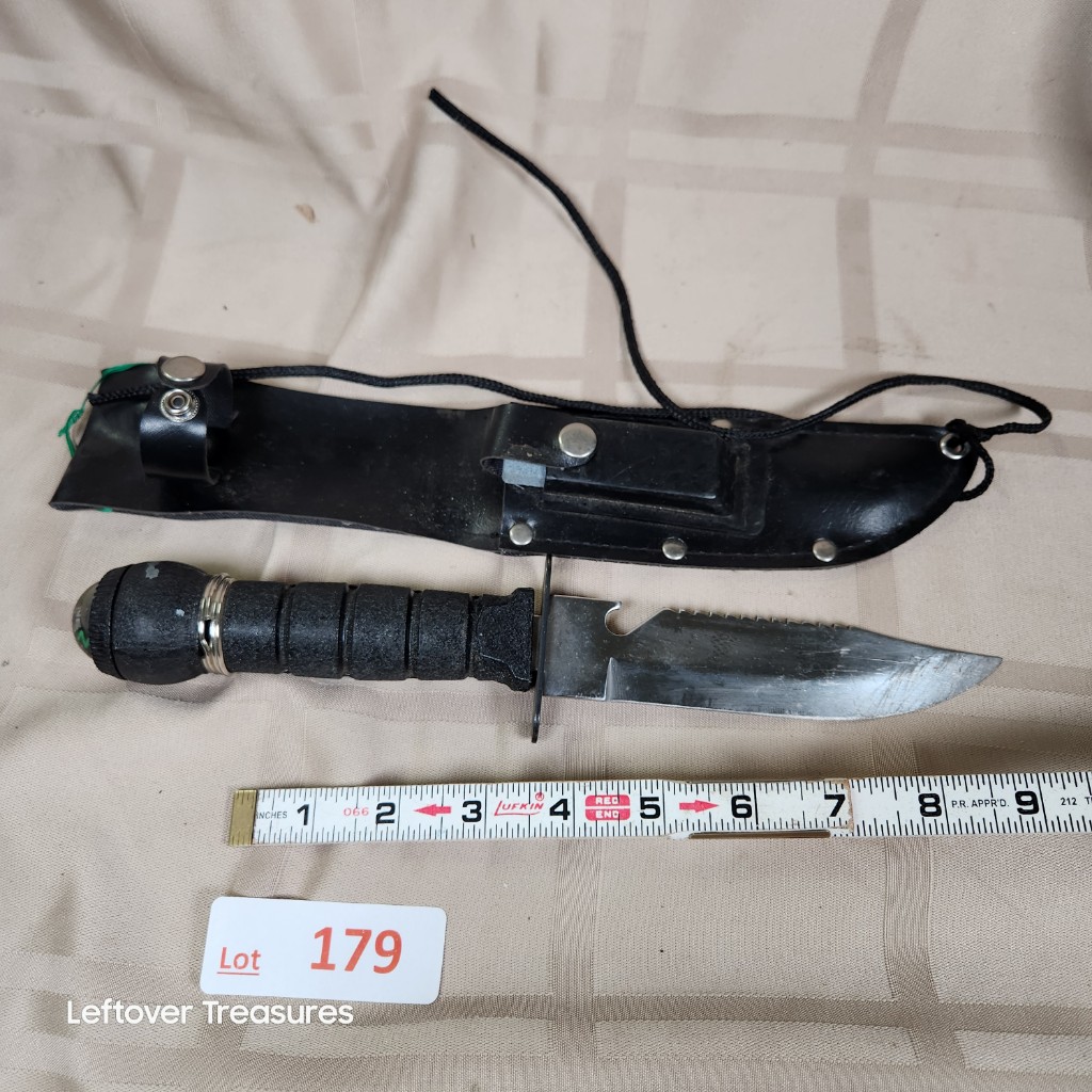 e179- camping knife. Needs repair