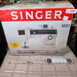 e230- vintage Singer 4562 electronic control sewing machine. Works