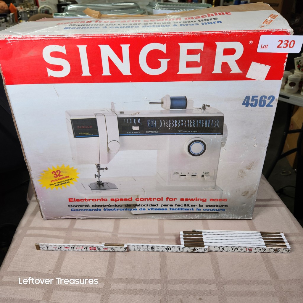 e230- vintage Singer 4562 electronic control sewing machine. Works