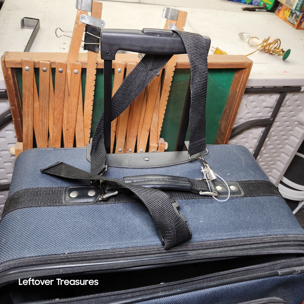 e237- Meadowood Rolling Suitcase. Great Shape - Image 2