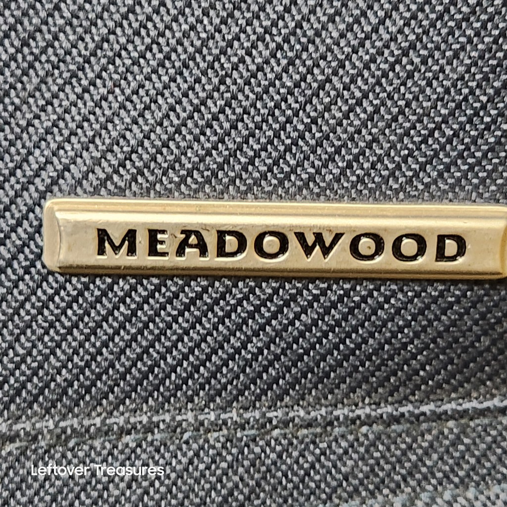 e237- Meadowood Rolling Suitcase. Great Shape - Image 4